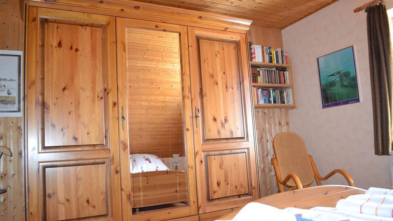 Schrank u. Bücherbord im Schlafzimmer Schrank u. Bücherbord im Schlafzimmer